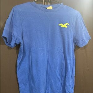 Hollister Men's Tee in Vibrant Blue with Yellow Logo